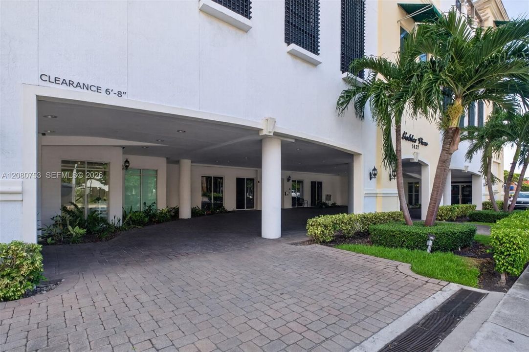 For Sale: $385,000 (1 beds, 1 baths, 831 Square Feet)