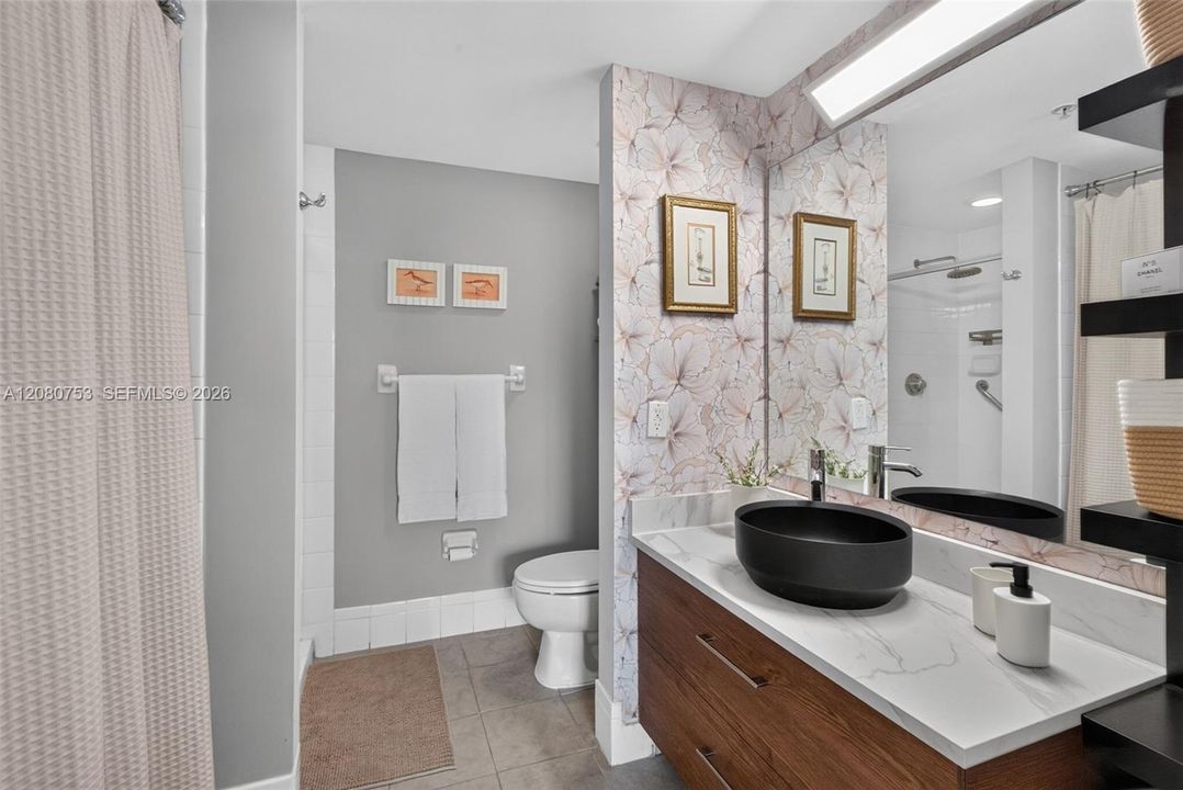 For Sale: $385,000 (1 beds, 1 baths, 831 Square Feet)