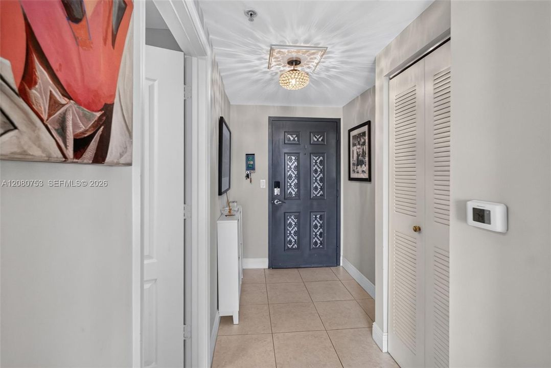 For Sale: $385,000 (1 beds, 1 baths, 831 Square Feet)