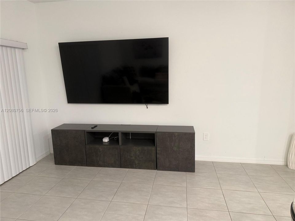 For Rent: $1,950 (3 beds, 2 baths, 1701 Square Feet)