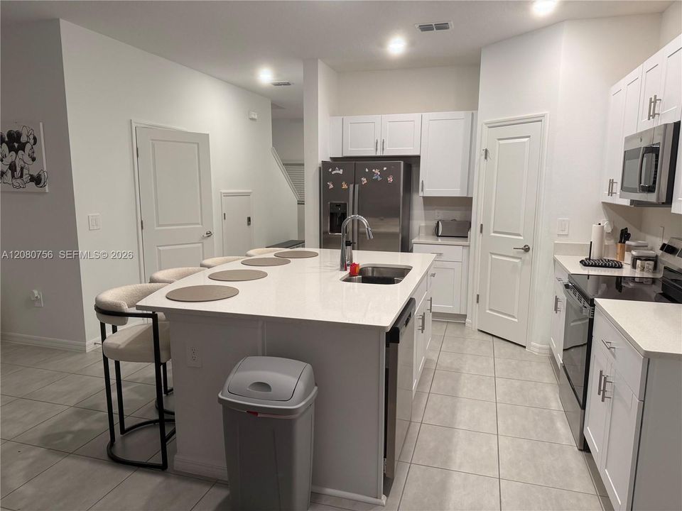 For Rent: $1,950 (3 beds, 2 baths, 1701 Square Feet)