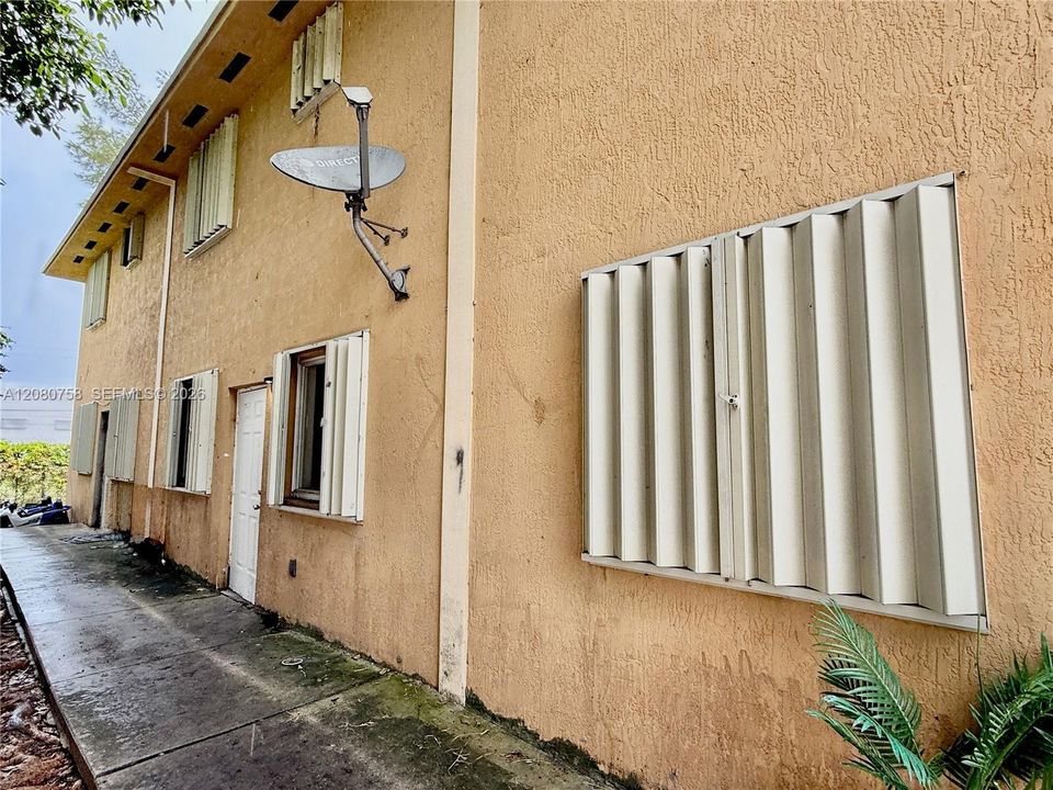 For Rent: $2,700 (4 beds, 3 baths, 3780 Square Feet)