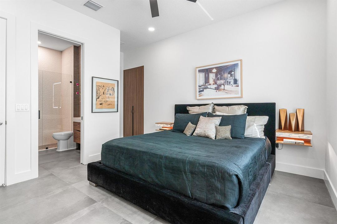 En suite guest bedroom
