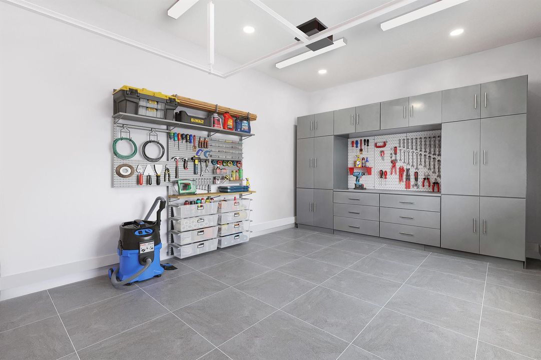 Virtually staged single garage