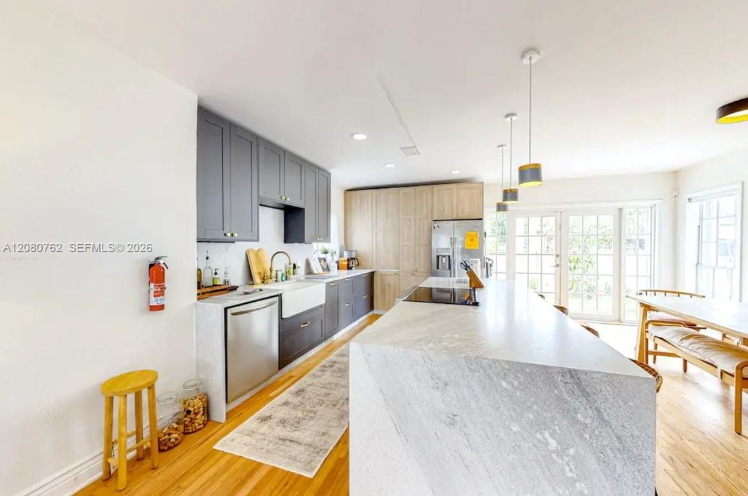 For Rent: $4,800 (3 beds, 2 baths, 1210 Square Feet)