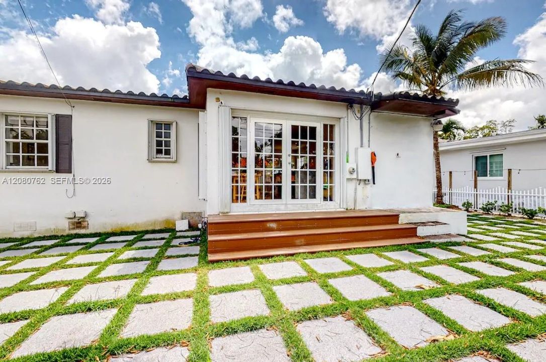 For Rent: $4,800 (3 beds, 2 baths, 1210 Square Feet)