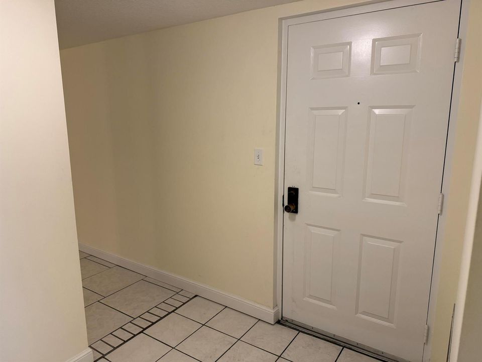 FOYER/FRONT DOOR