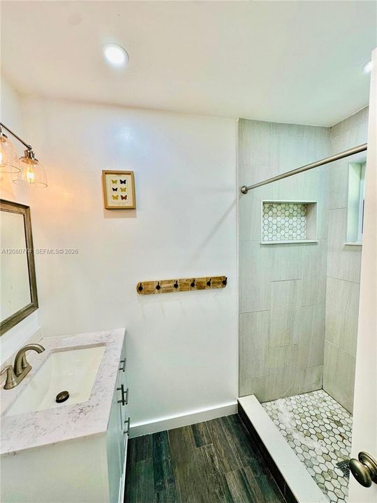 For Rent: $1,250 (1 beds, 1 baths, 1612 Square Feet)