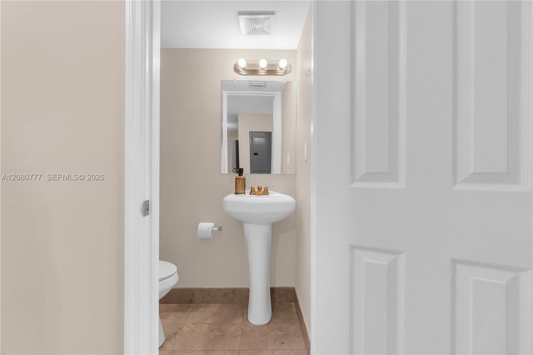 For Rent: $2,600 (3 beds, 1 baths, 1032 Square Feet)