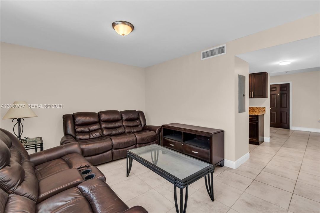 For Rent: $2,600 (3 beds, 1 baths, 1032 Square Feet)