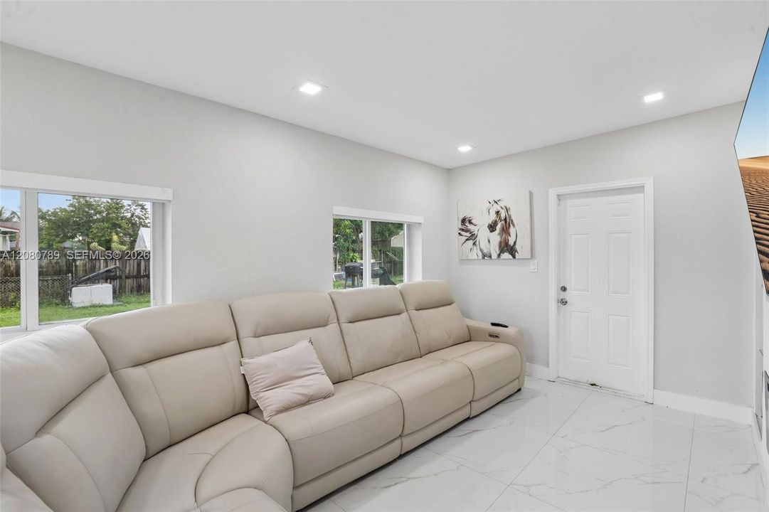 En Venta: $520,000 (3 camas, 2 baños, 1308 Pies cuadrados)
