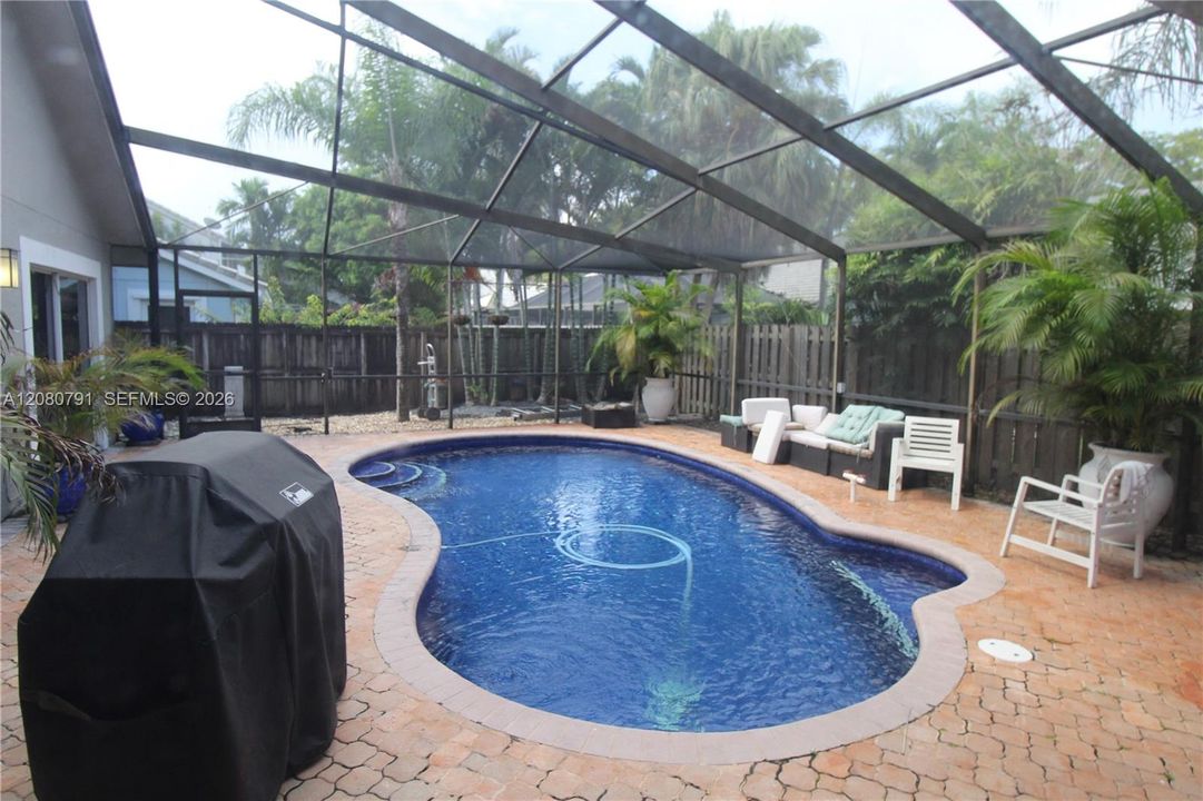 En Venta: $735,000 (4 camas, 2 baños, 2445 Pies cuadrados)