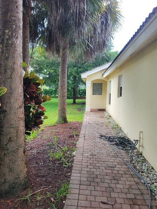 638 PEPPERGRASS RUN ENTRANCE SIDE OF PRO