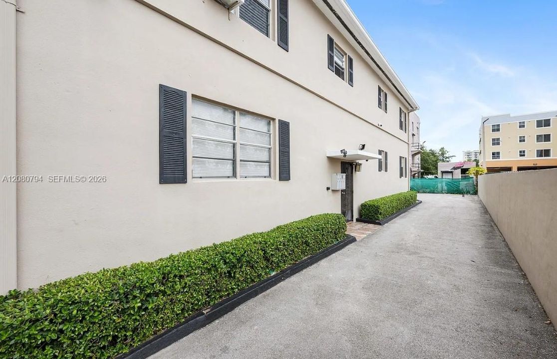 For Rent: $1,650 (1 beds, 1 baths, 7640 Square Feet)