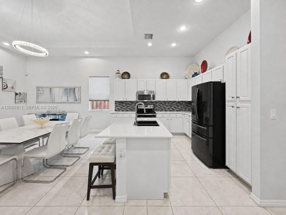 En Venta: $715,000 (3 camas, 2 baños, 1980 Pies cuadrados)