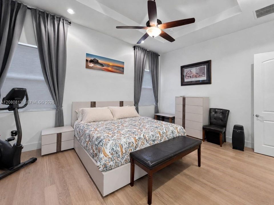 En Venta: $715,000 (3 camas, 2 baños, 1980 Pies cuadrados)