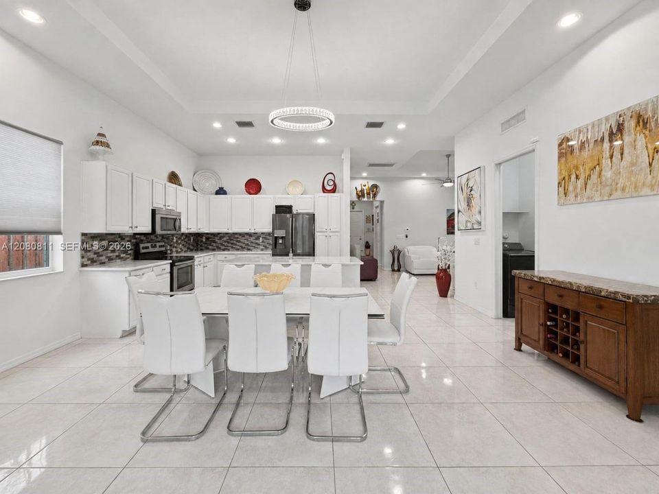 En Venta: $715,000 (3 camas, 2 baños, 1980 Pies cuadrados)