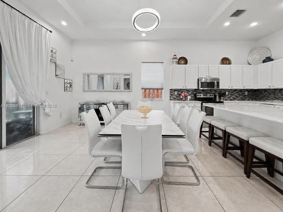 En Venta: $715,000 (3 camas, 2 baños, 1980 Pies cuadrados)