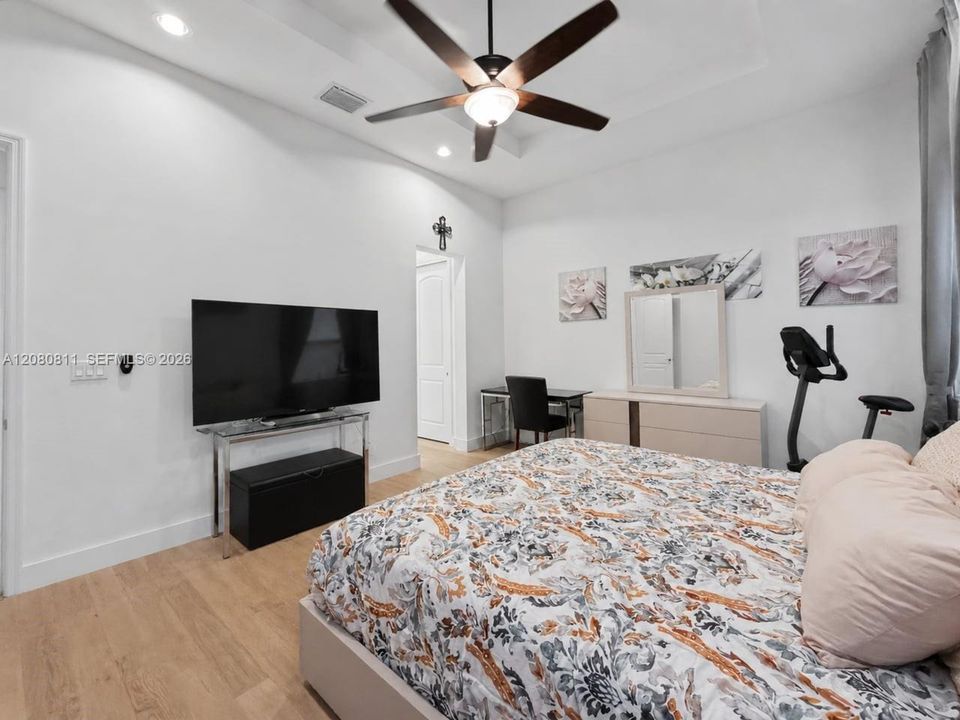 En Venta: $715,000 (3 camas, 2 baños, 1980 Pies cuadrados)