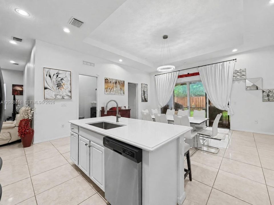 En Venta: $715,000 (3 camas, 2 baños, 1980 Pies cuadrados)