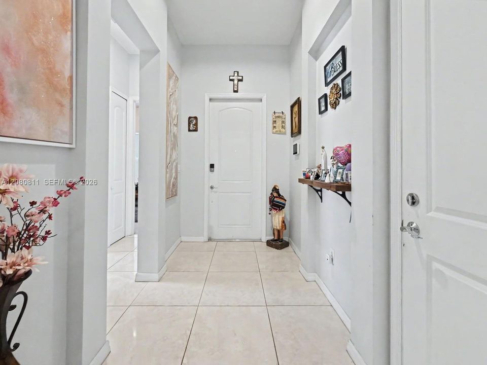 En Venta: $715,000 (3 camas, 2 baños, 1980 Pies cuadrados)