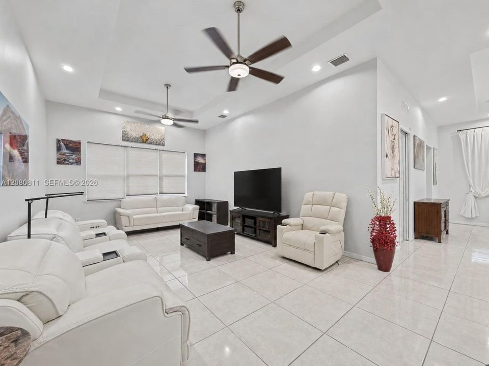 En Venta: $715,000 (3 camas, 2 baños, 1980 Pies cuadrados)