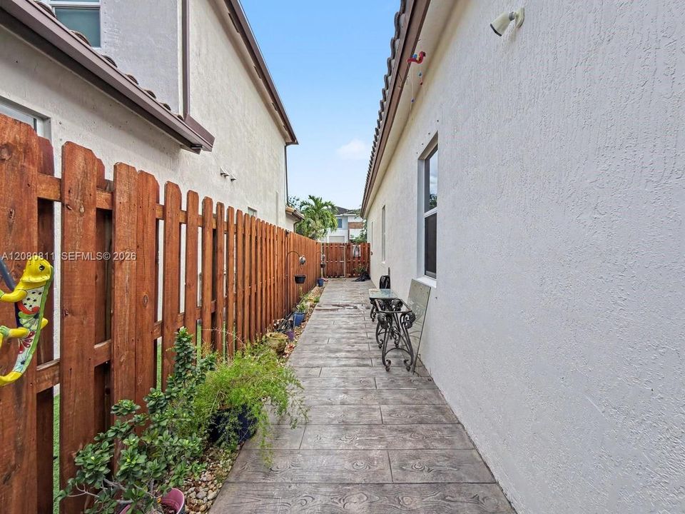 En Venta: $715,000 (3 camas, 2 baños, 1980 Pies cuadrados)