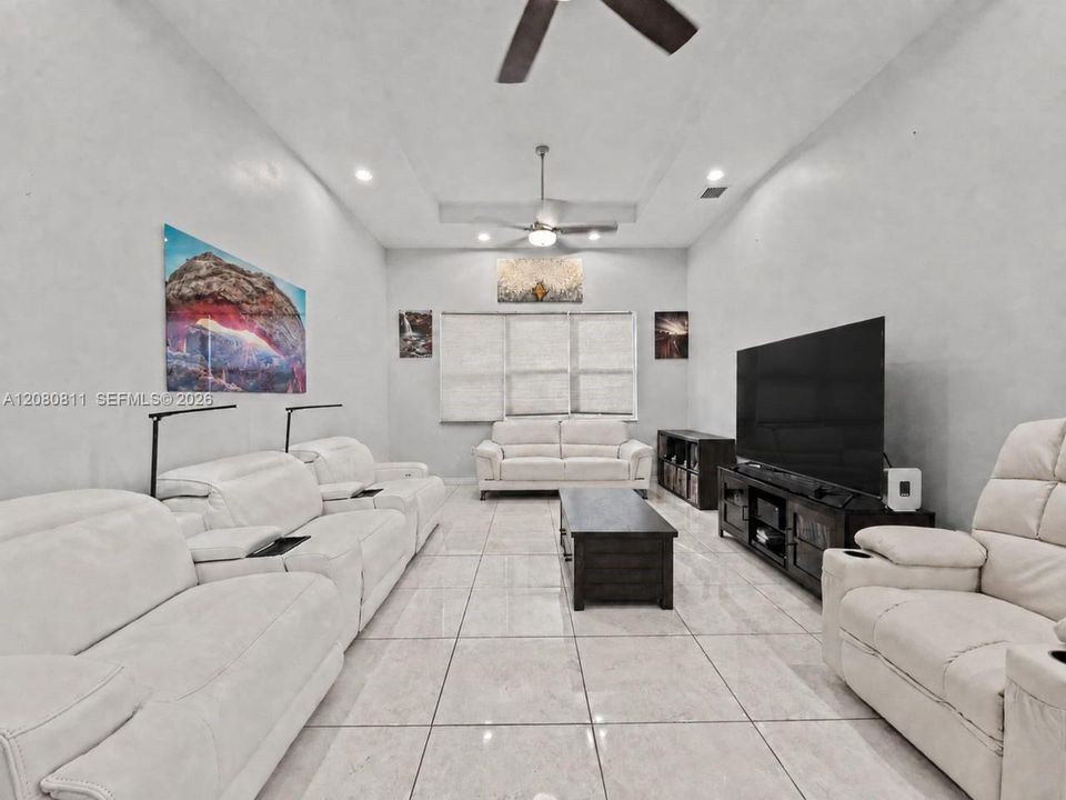 En Venta: $715,000 (3 camas, 2 baños, 1980 Pies cuadrados)
