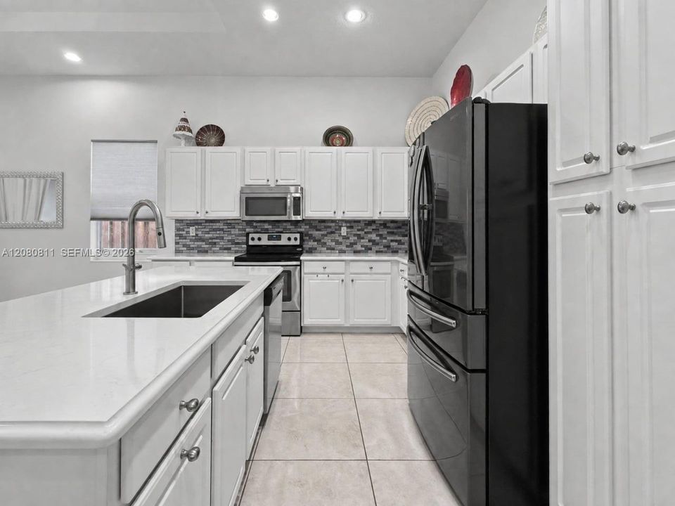 En Venta: $715,000 (3 camas, 2 baños, 1980 Pies cuadrados)