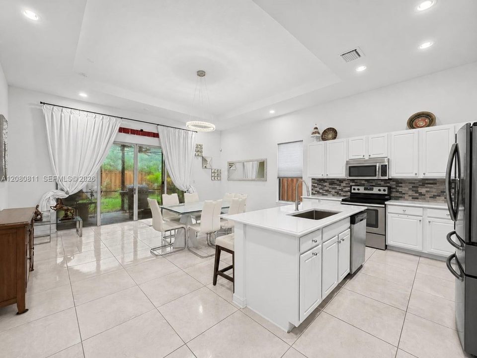 En Venta: $715,000 (3 camas, 2 baños, 1980 Pies cuadrados)