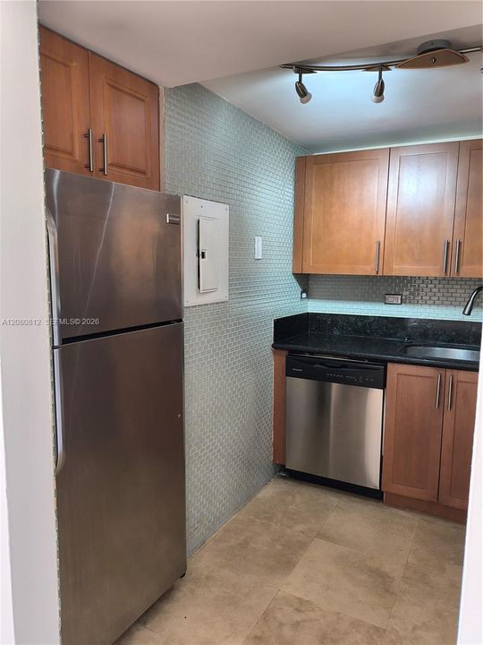 For Sale: $335,000 (2 beds, 2 baths, 899 Square Feet)