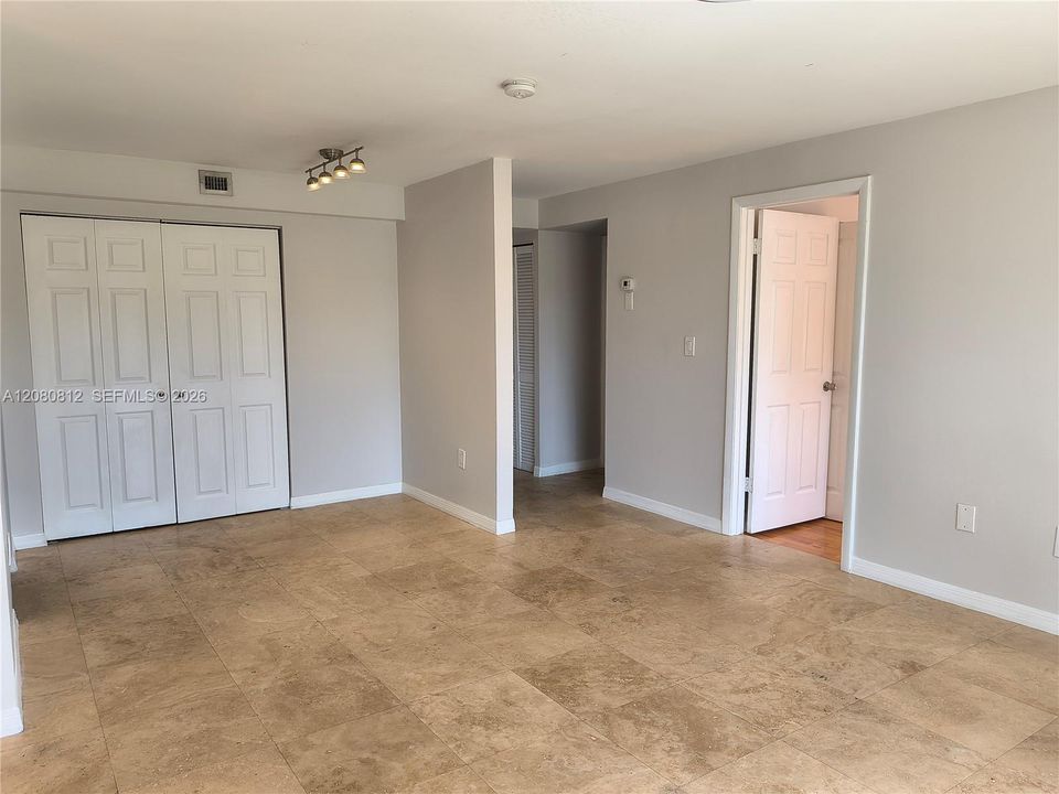 For Sale: $335,000 (2 beds, 2 baths, 899 Square Feet)