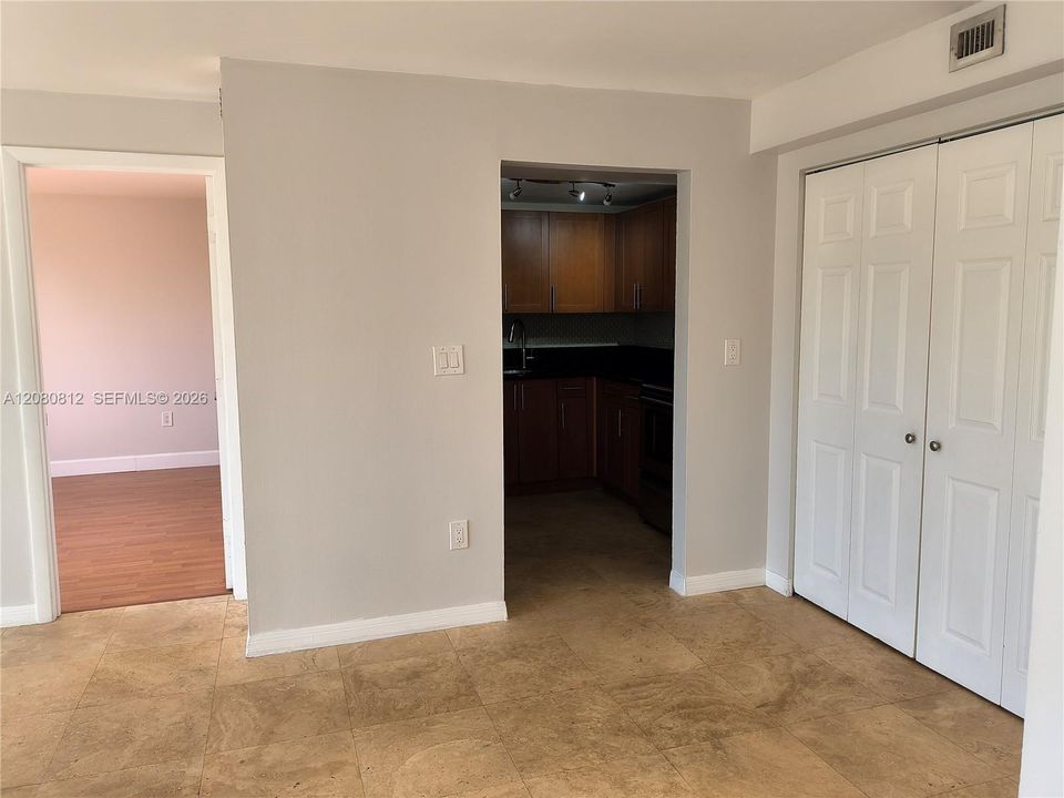 For Sale: $335,000 (2 beds, 2 baths, 899 Square Feet)