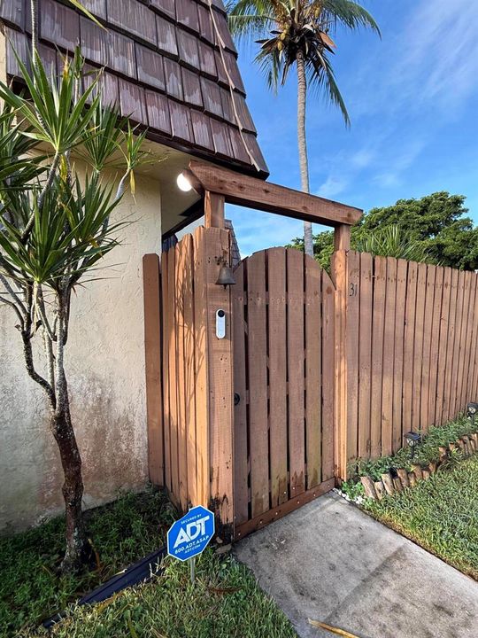 Gate