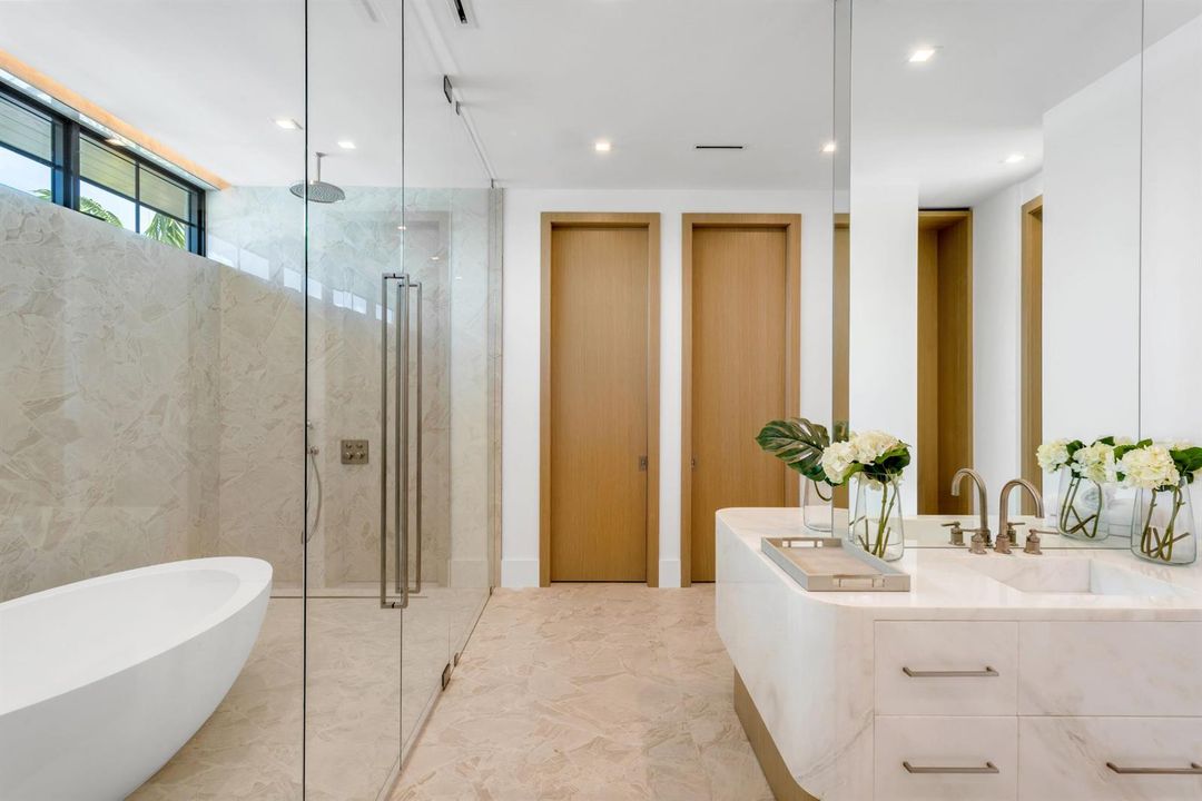 PRIMARY_BATHROOM_STRAIGHT_RIGHT rs