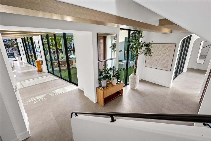 dash_STAIRS_TO_FOYER