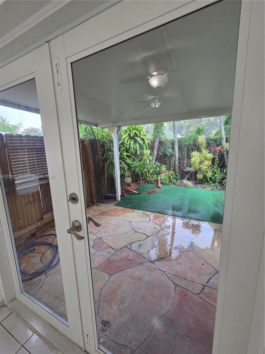 For Sale: $385,000 (3 beds, 2 baths, 1050 Square Feet)