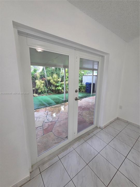 For Sale: $385,000 (3 beds, 2 baths, 1050 Square Feet)