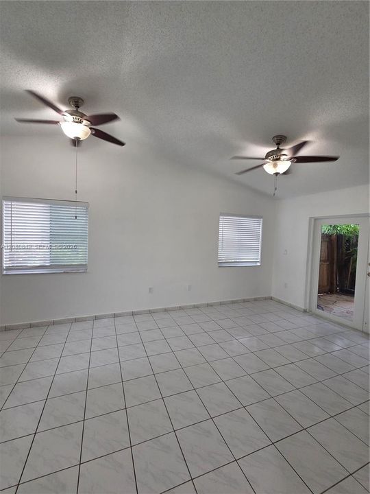 For Sale: $385,000 (3 beds, 2 baths, 1050 Square Feet)