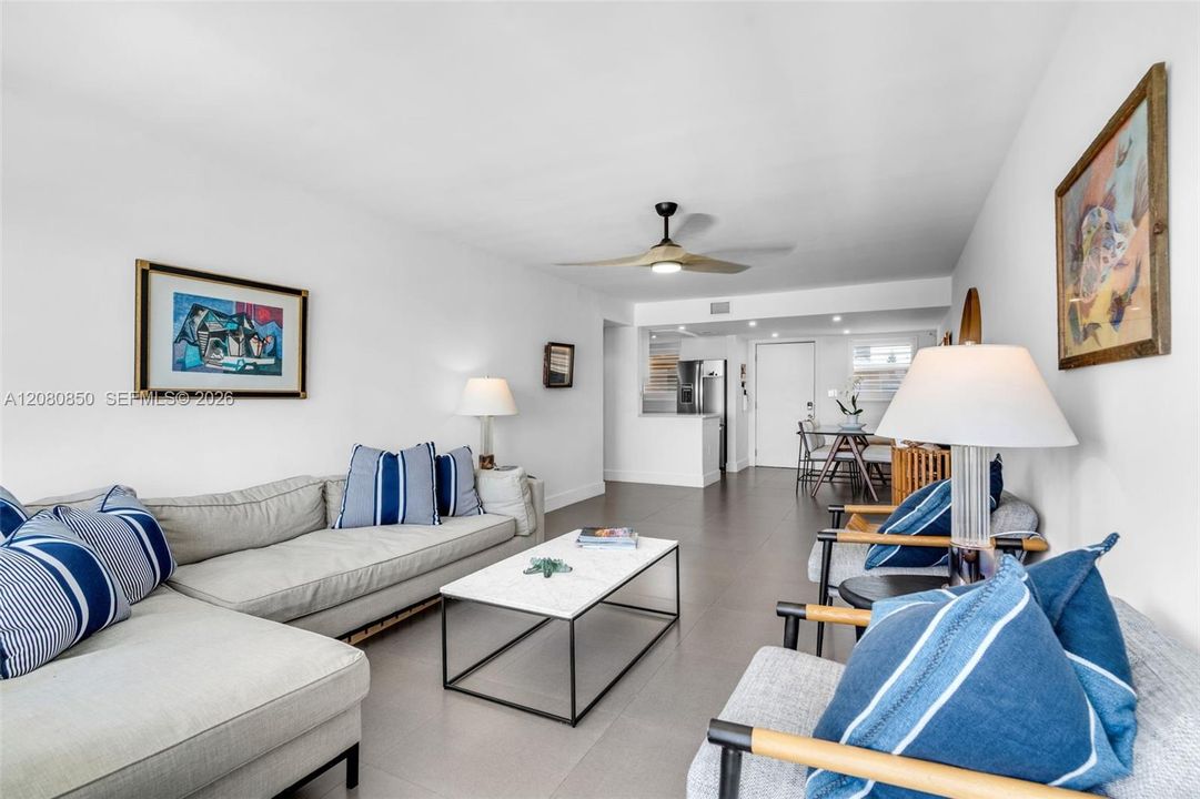 For Sale: $349,000 (1 beds, 1 baths, 717 Square Feet)