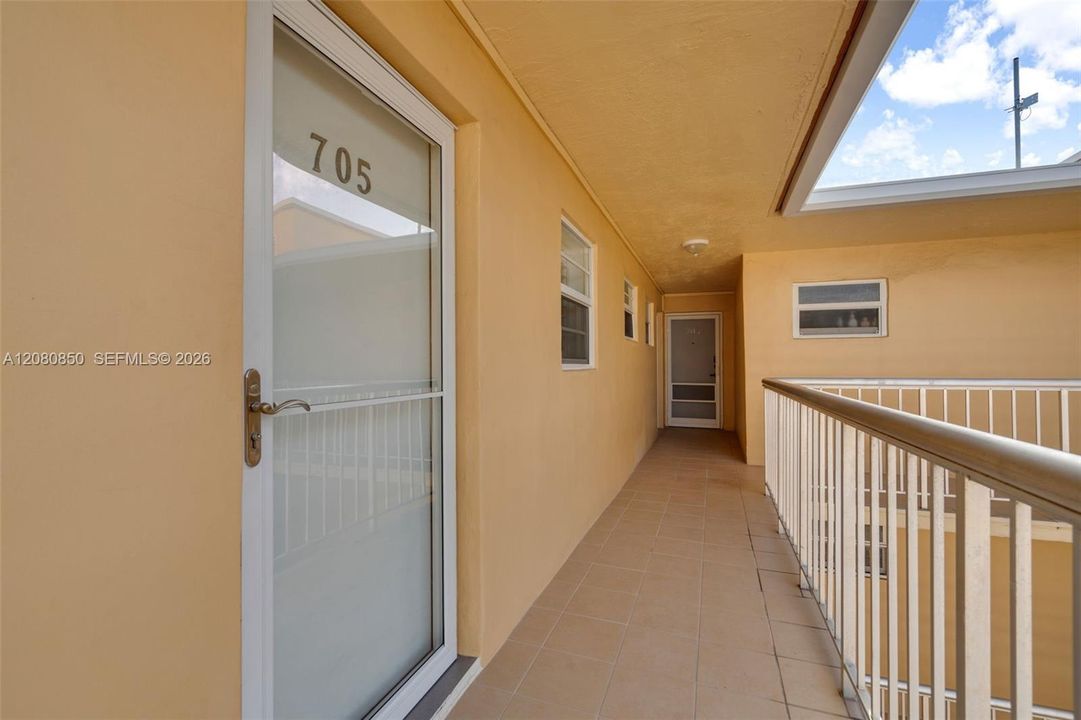 For Sale: $349,000 (1 beds, 1 baths, 717 Square Feet)