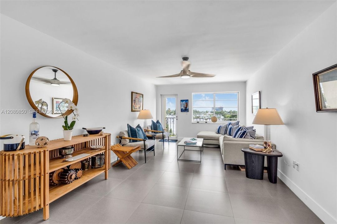 For Sale: $349,000 (1 beds, 1 baths, 717 Square Feet)