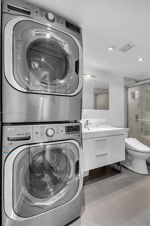 For Sale: $349,000 (1 beds, 1 baths, 717 Square Feet)
