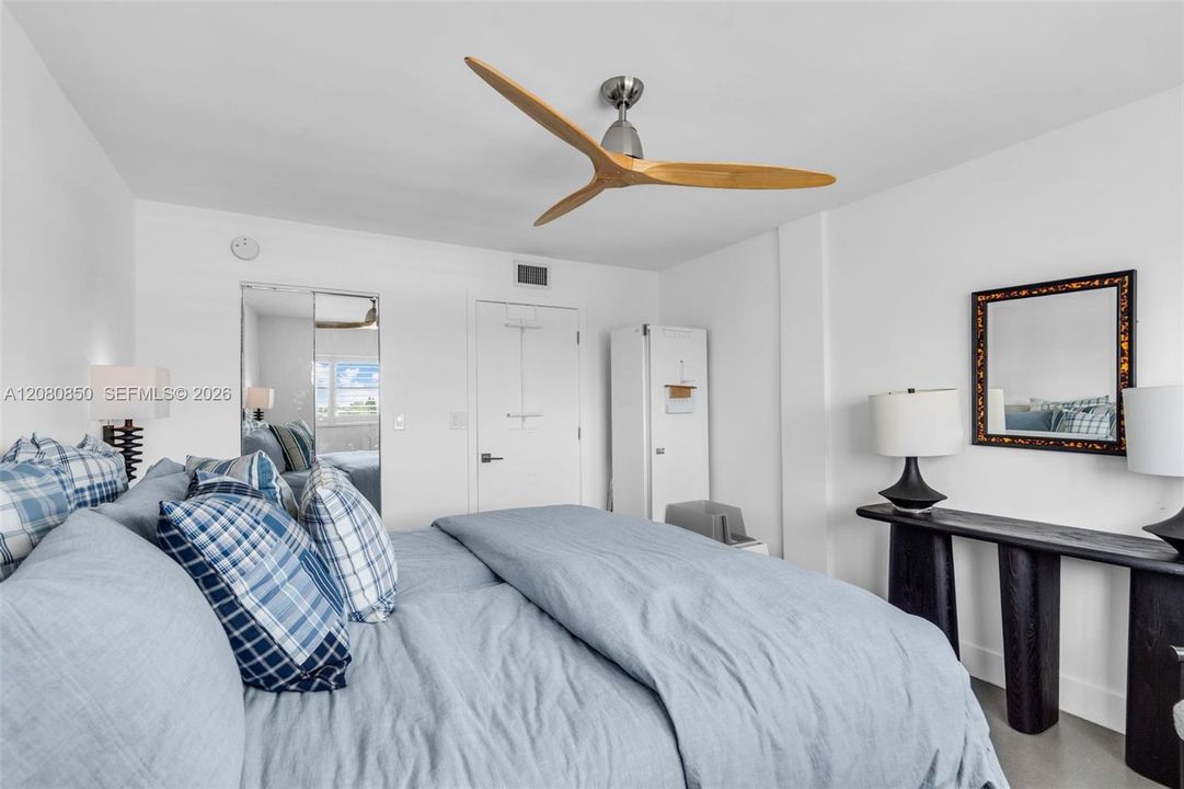 For Sale: $349,000 (1 beds, 1 baths, 717 Square Feet)