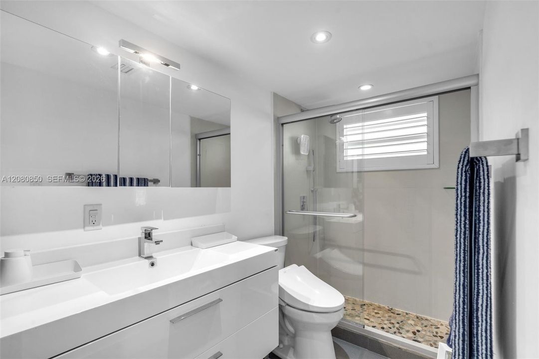 For Sale: $349,000 (1 beds, 1 baths, 717 Square Feet)