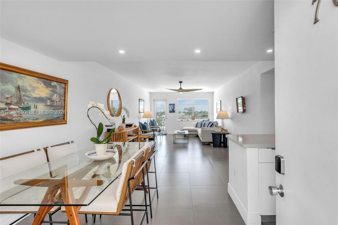 For Sale: $349,000 (1 beds, 1 baths, 717 Square Feet)