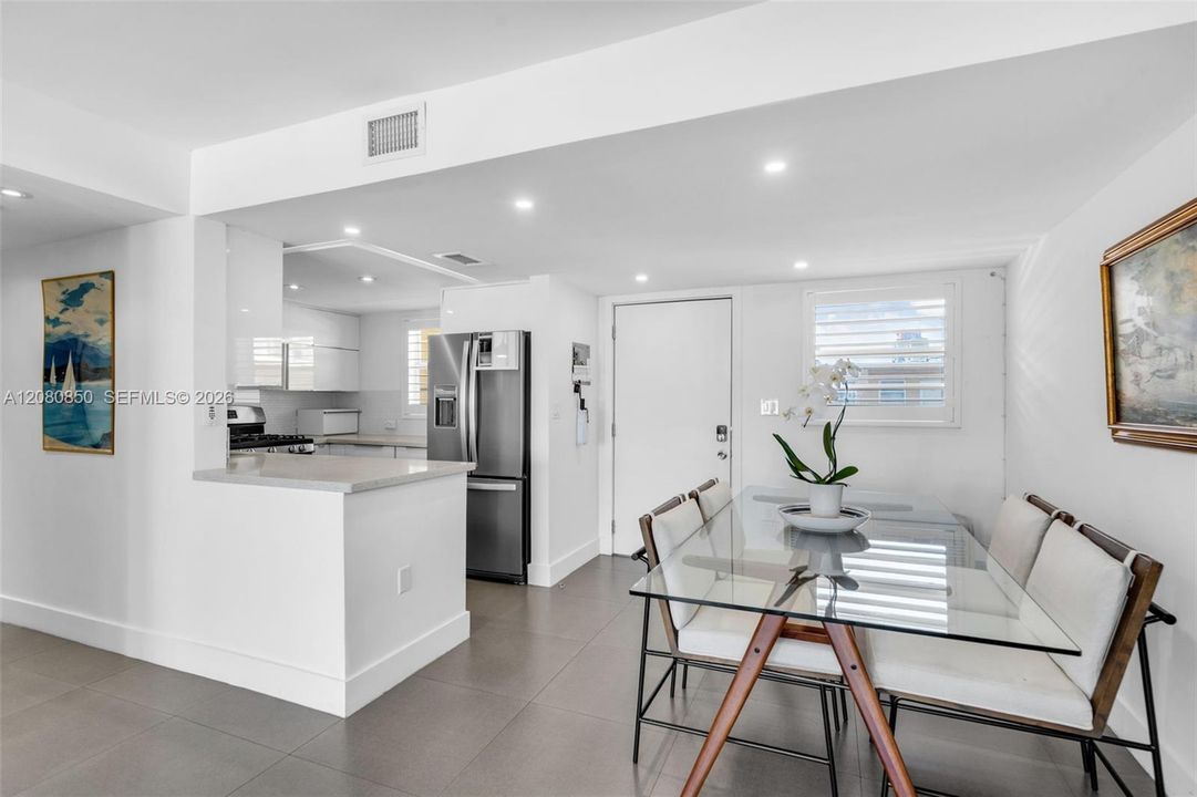 For Sale: $349,000 (1 beds, 1 baths, 717 Square Feet)