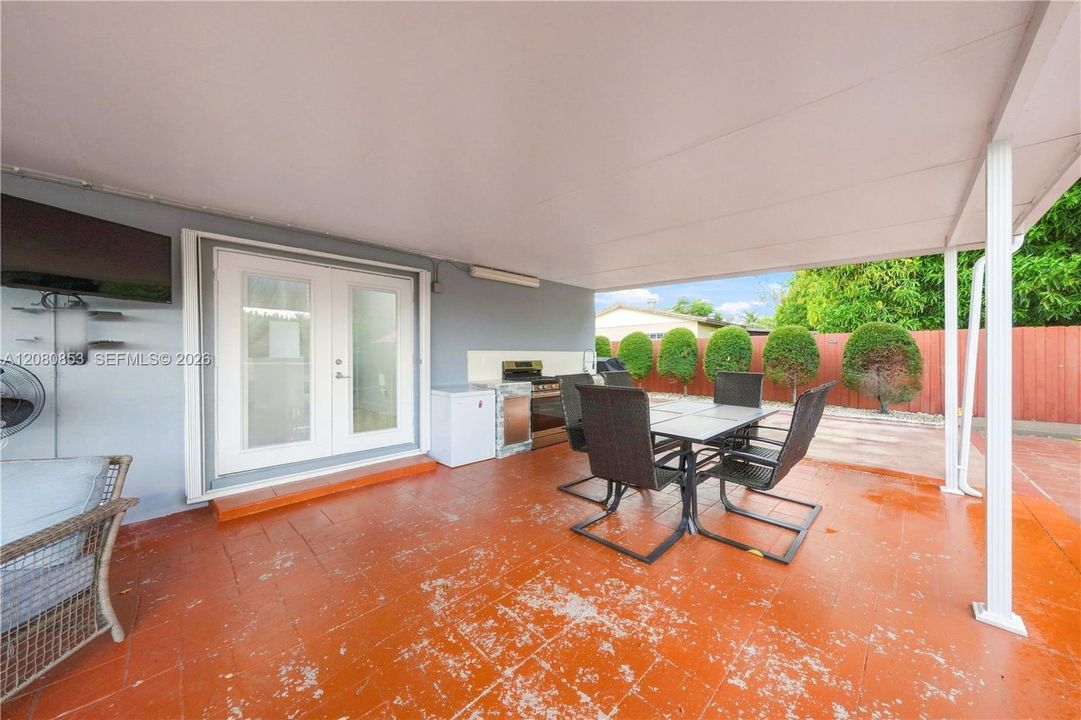 For Sale: $565,000 (3 beds, 2 baths, 1012 Square Feet)