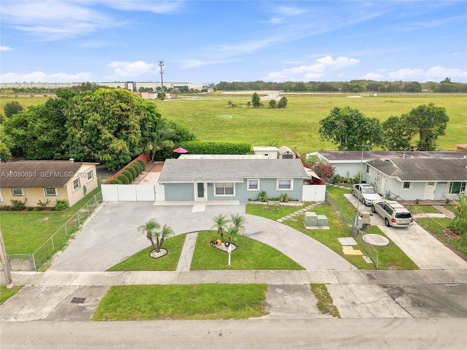 For Sale: $565,000 (3 beds, 2 baths, 1012 Square Feet)