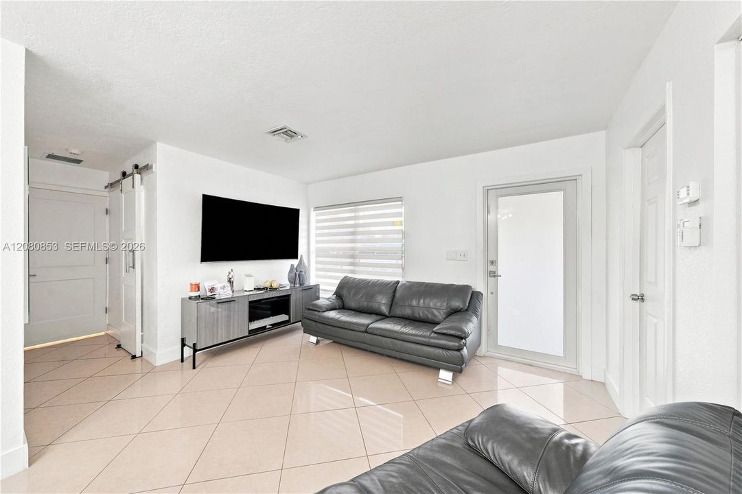 For Sale: $565,000 (3 beds, 2 baths, 1012 Square Feet)